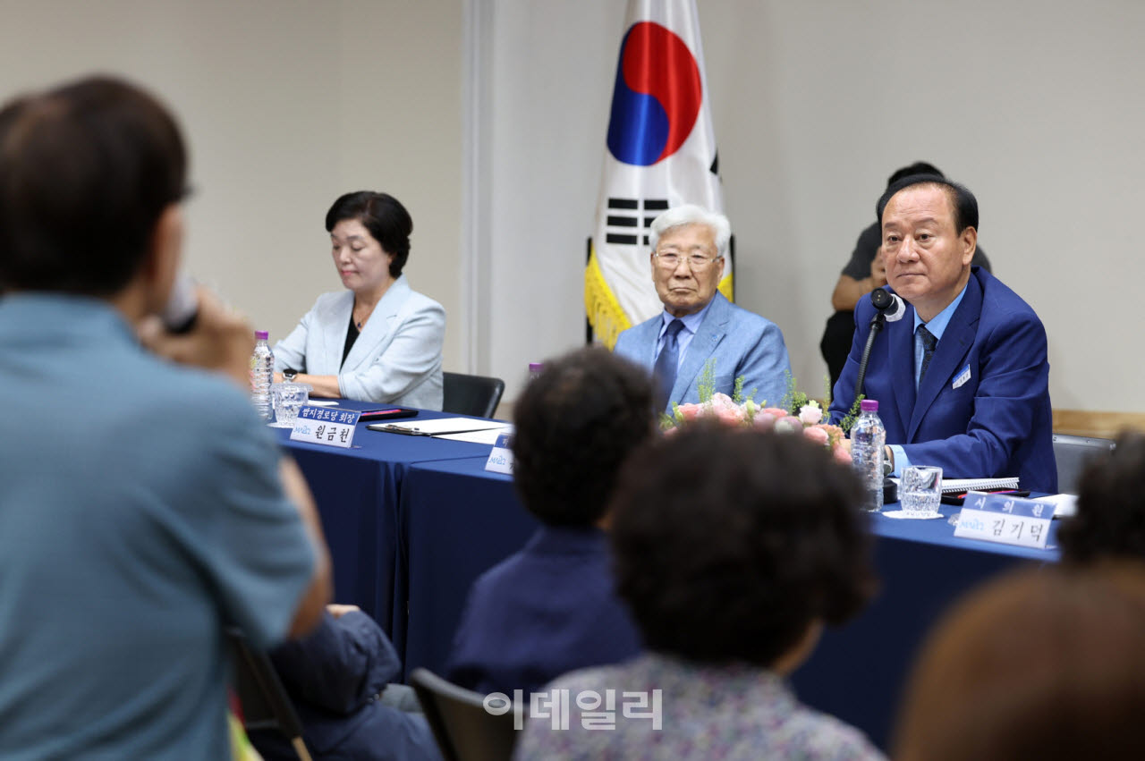 [포토] 유동균 마포구청장, 16개 동 주민과 소통