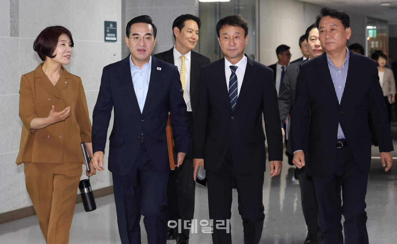 [포토]2027년 예산안 당정협의 참석하는 한정애-박홍근-한병도-이광재