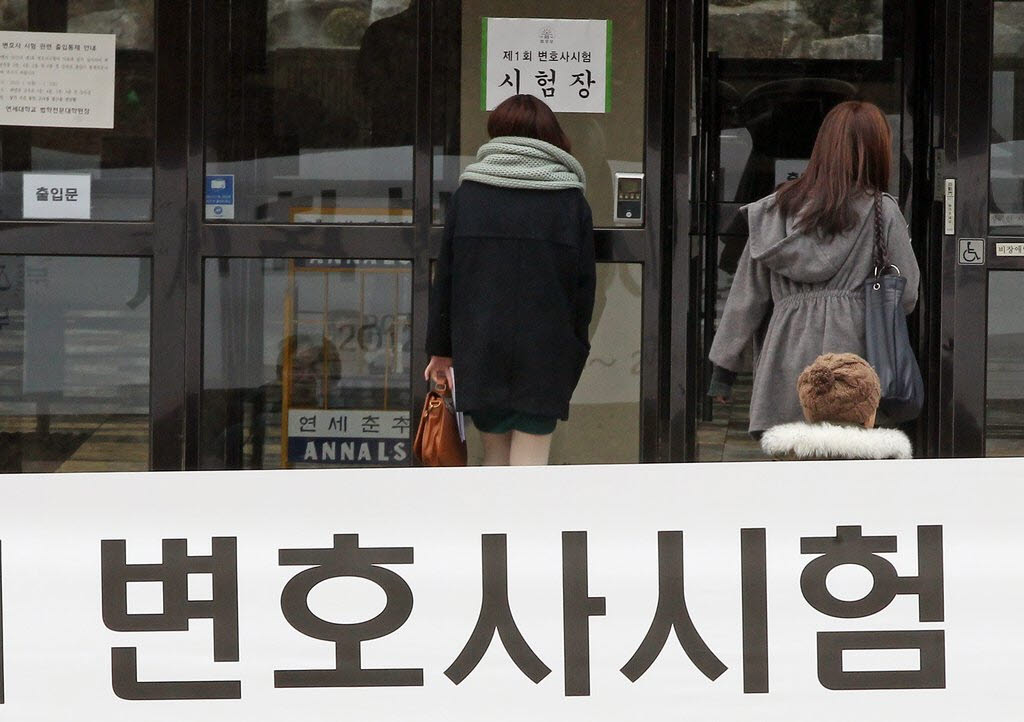 변호사시험 중 휴대폰 들키자 “영장 가져와!” 버틴 로스쿨생의 결말