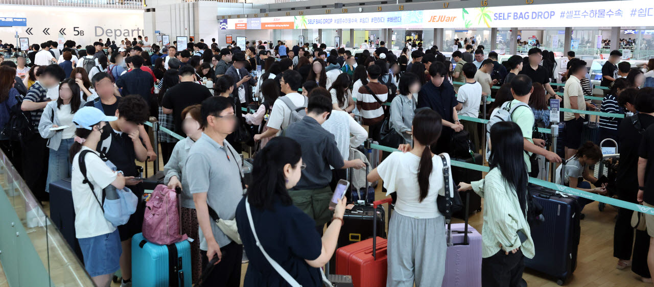 [포토]여름 휴가 성수기...인천공항, 여행객으로 붐벼