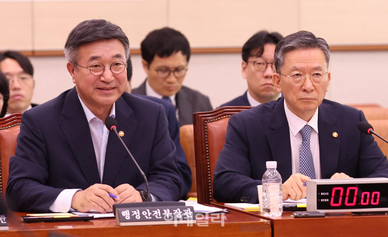 [포토]법사위 전체회의, '발언하는 윤호중 장관'