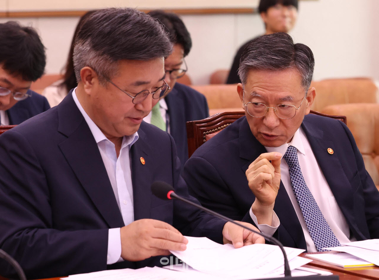 [포토]법사위 전체회의, '대화하는 정성호-윤호중'