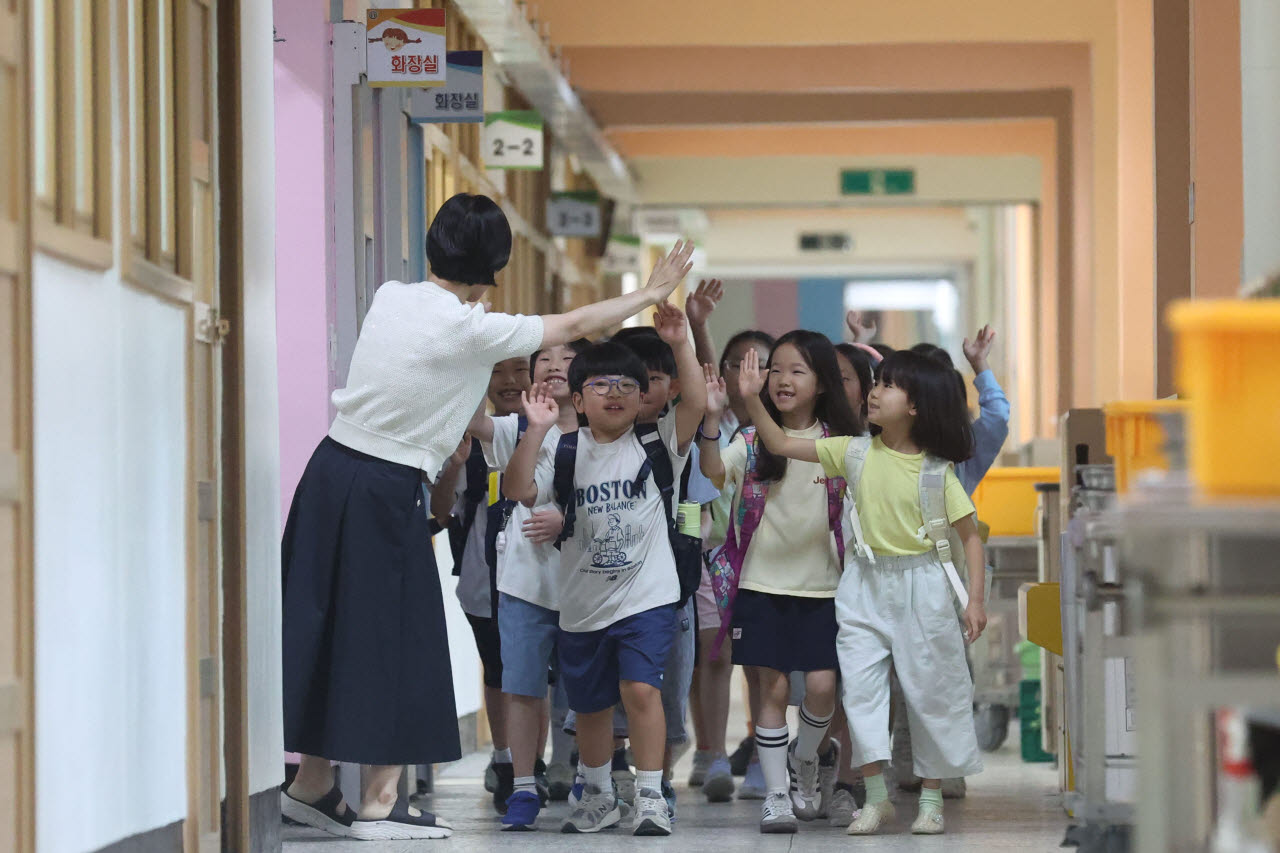 [포토]선생님과 하이파이브