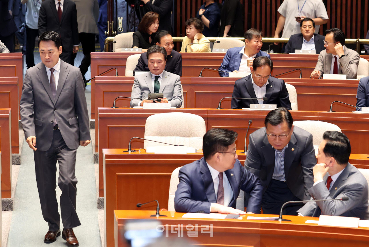 [포토]의원총회 참석하는 장동혁 대표