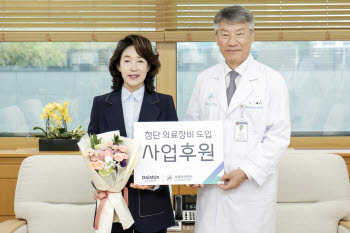 이어룡 대신파이낸셜그룹 회장, 서울아산병원에 암 치료환경 개선 발전기금 전달