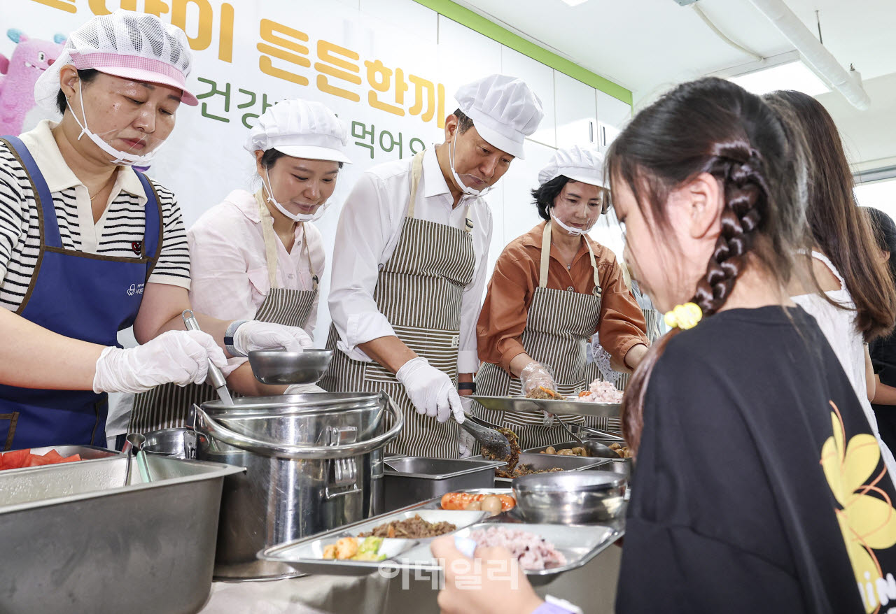 [포토] 오세훈, 어린이들에게 배식 봉사