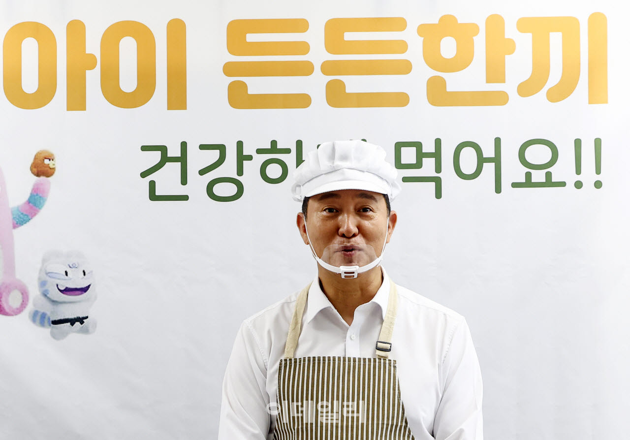 [포토] 배식봉사 후 발언하는 오세훈 서울시장