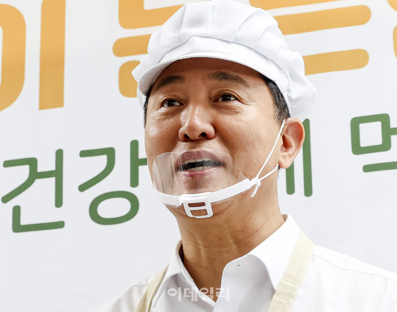 [포토] 배식봉사 후 발언하는 오세훈 서울시장