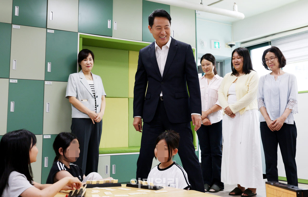 [포토] ‘서울아이 든든한끼’ 현장 점검하는 오세훈 시장