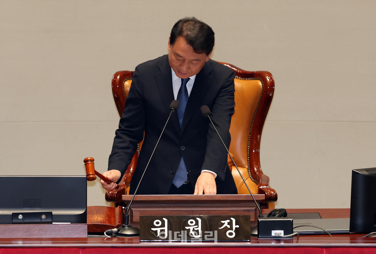 [포토]의사봉 두드리는 이광재 위원장