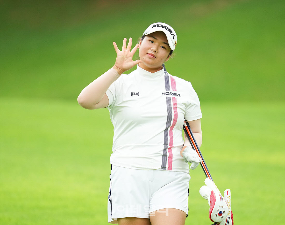 [포토]김규빈,반가운 손인사로 이동해요