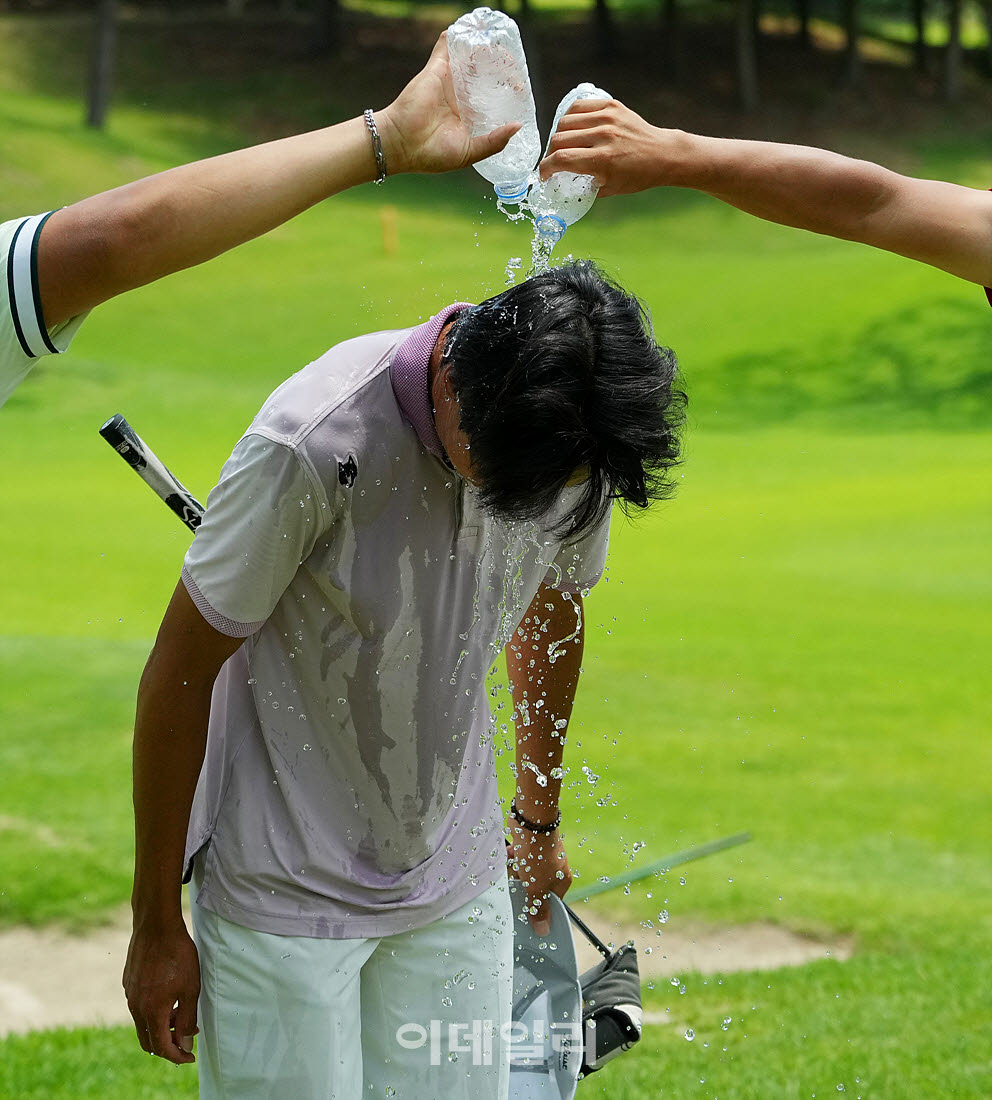 [포토]김혁준,시원한 우승 축하 물세례