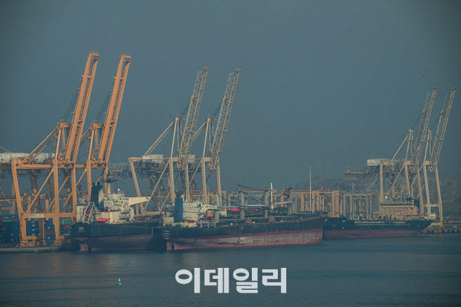 국제유가, 4%대 급락…中 지원받은 파키스탄 미·이란 중재 소식