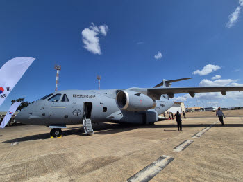 李대통령, C-390 수송기 시찰로 남미 일정 돌입