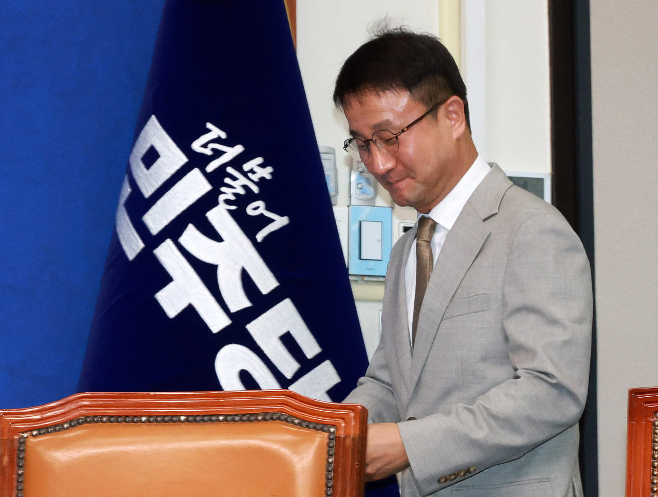 [포토]더불어민주당 최고위원회의 입장하는 한병도
