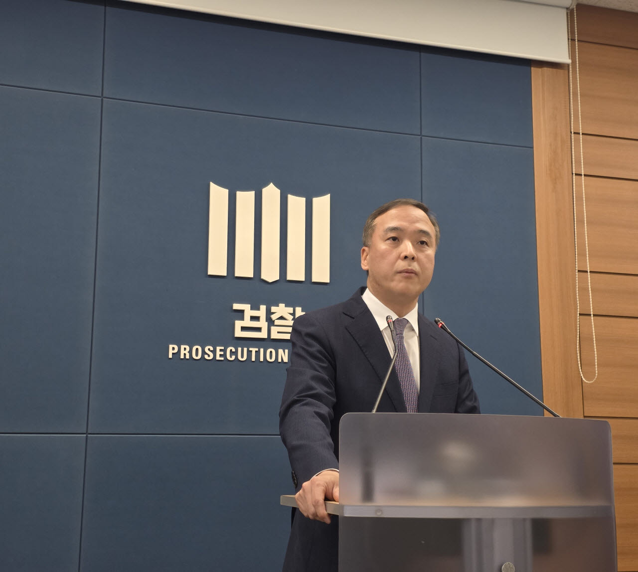 [속보]검찰, 압수 와인 379병 바꿔치기·포상금 편취 세관 공무원 구속기소