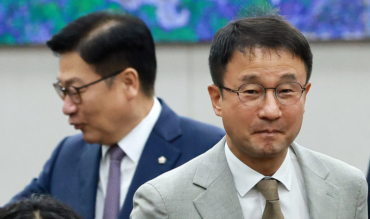 [포토]한병도-정점식, 국회 운영위원회 전체회의 참석