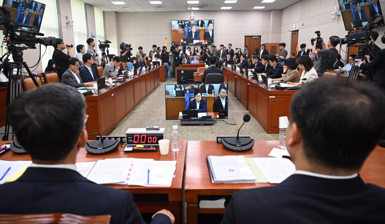 [포토]국회 법제사법위원회 전체회의 지켜보는 정성호 법무부 장관-노경필 법원행정처장