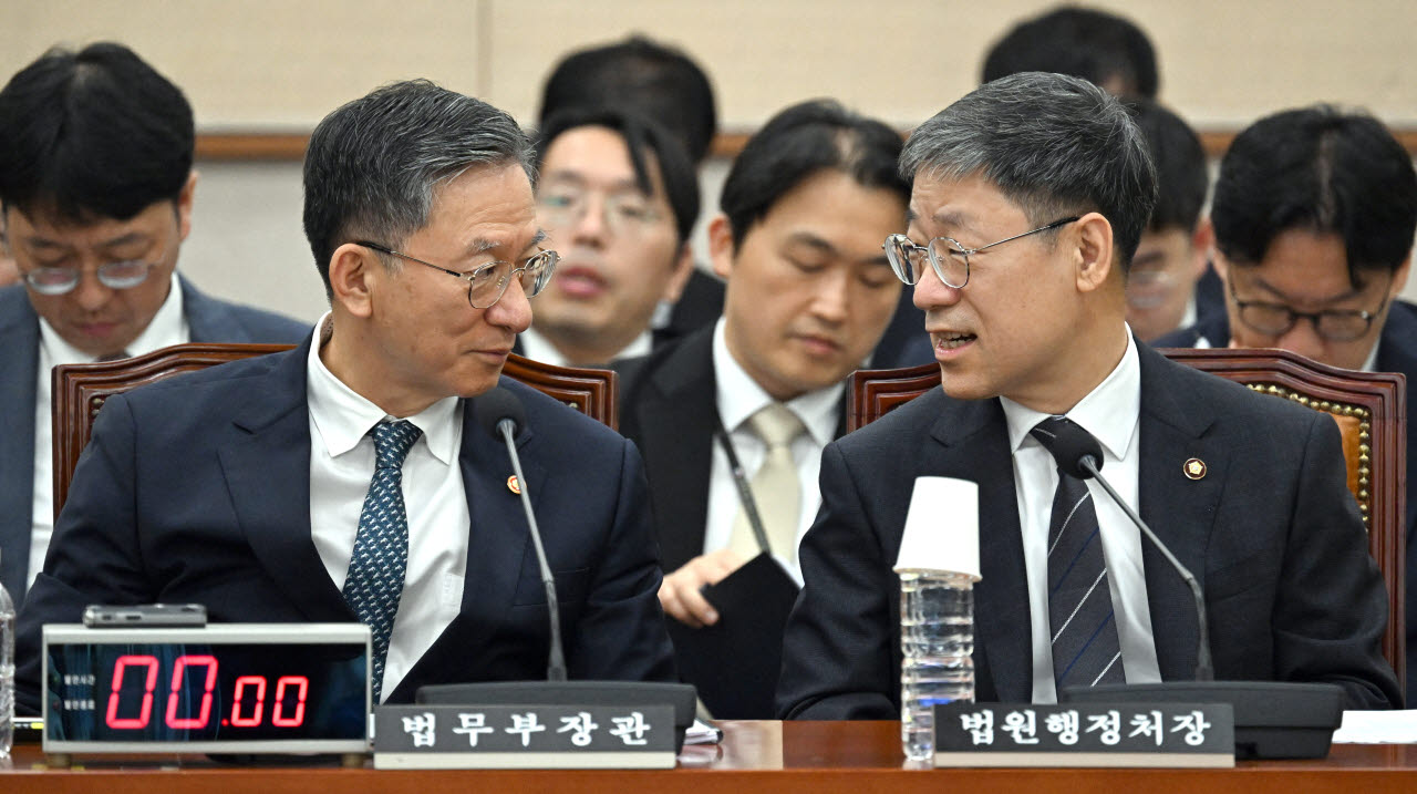 [포토]이야기 나누는 정성호 법무부 장관-노경필 법원행정처장
