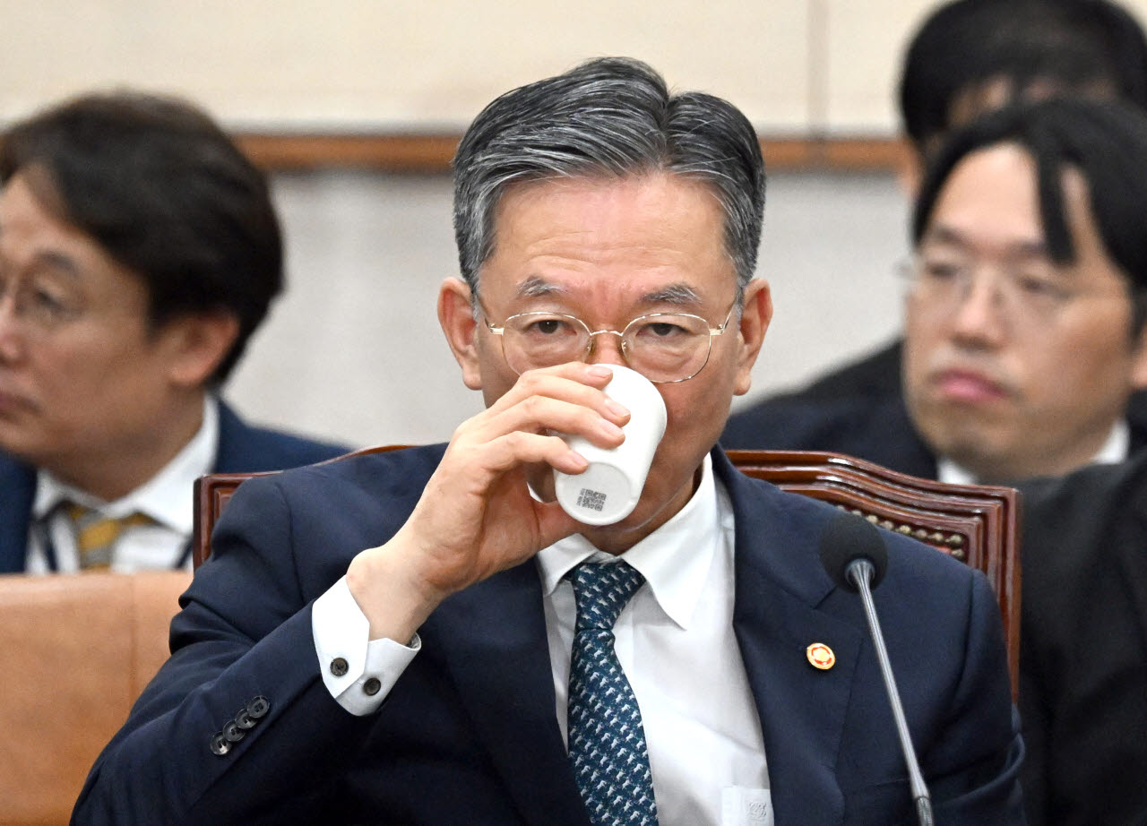 [포토]물 마시는 정성호 법무부 장관