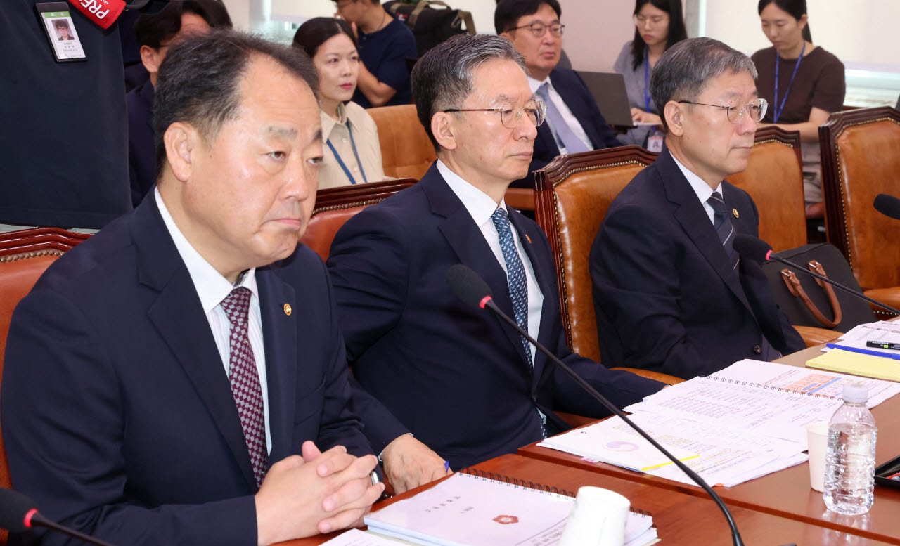 [포토]국회 법사위 전체회의 출석한 손인혁 헌법재판소 사무처장-정성호 법무부 장관-노경필 법원행정처...