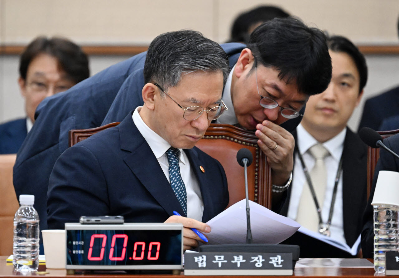 [포토]관계자와 이야기 나누는 정성호 법무부 장관