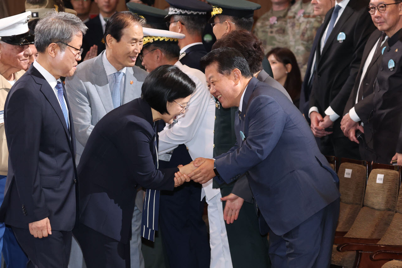 [포토]인사 나누는 한성숙 총리-김병주 의원