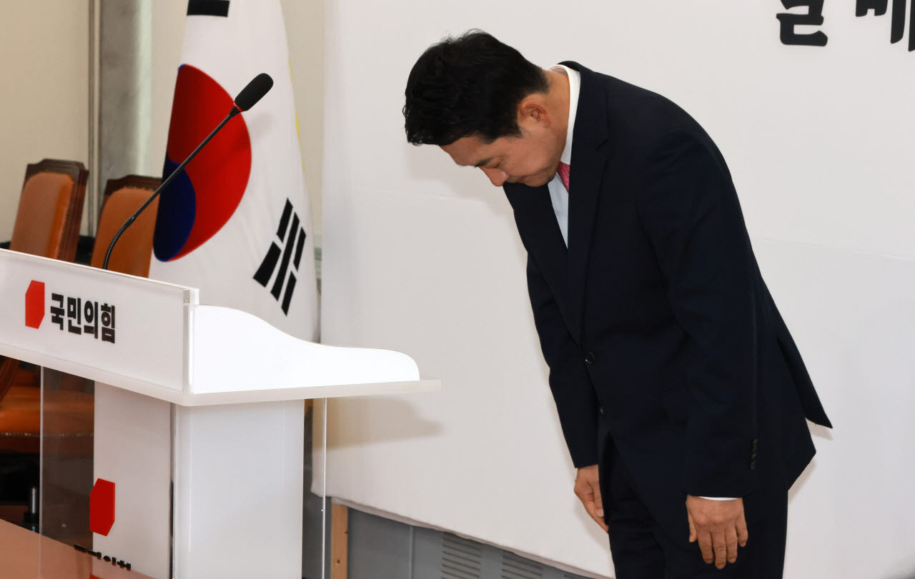 [포토]인사하는 장동혁 국민의힘 대표