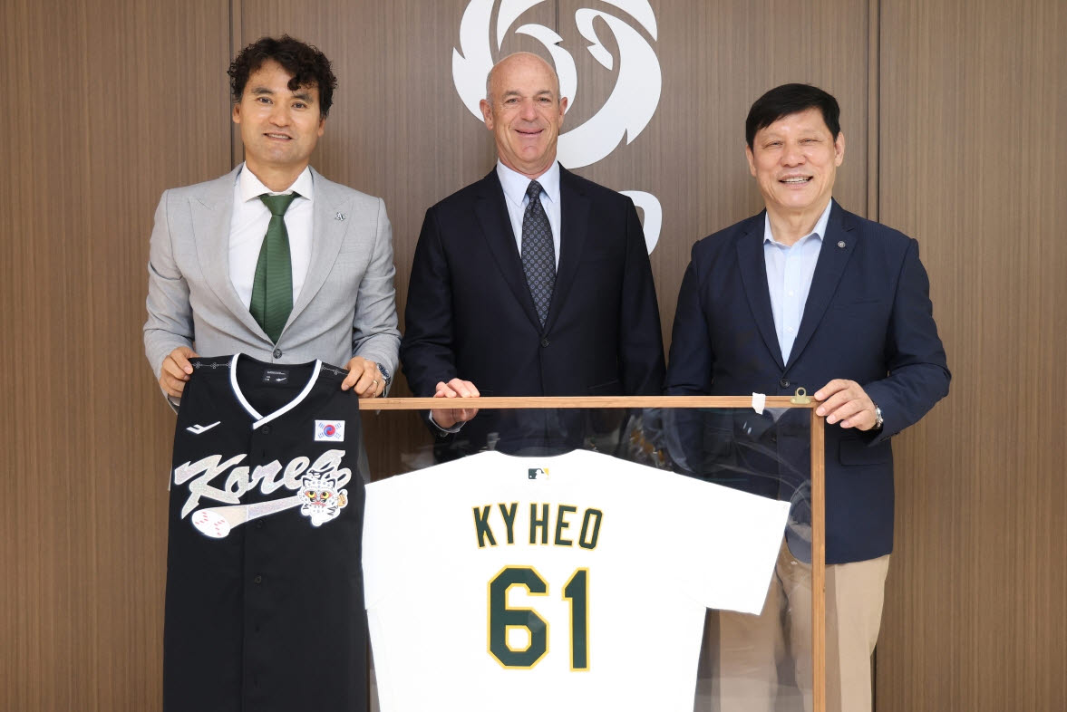 애슬레틱스 구단주 KBO 방문…허구연 총재와 야구 교류 논의