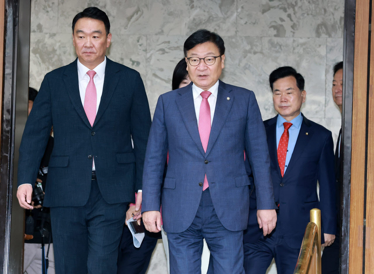 [포토]원내대책회의 입장하는 정점식 국힘 원내대표