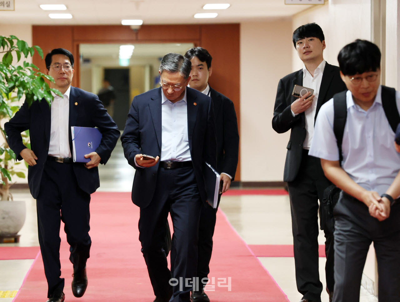 [포토] 휴대폰 체크하는 정성호 법무부 장관