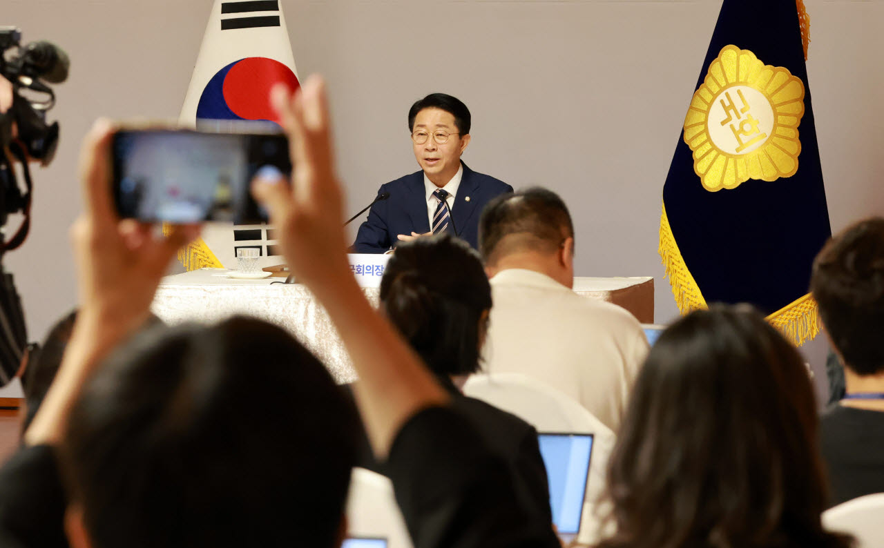 [포토]조정식 국회의장에게 쏠린 관심