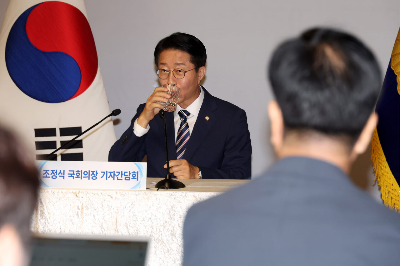 [포토]물 마시는 조정식 국회의장