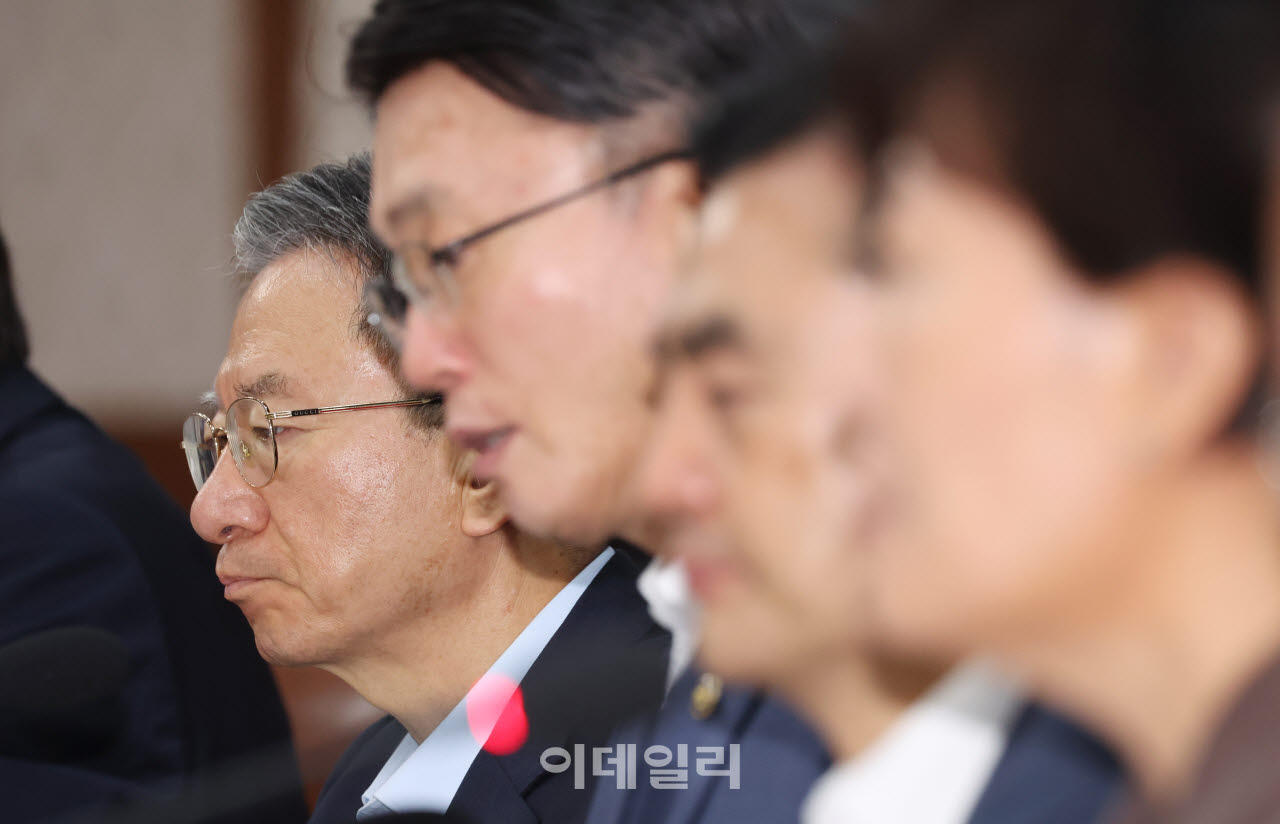[포토] 발언 듣는 정성호 장관