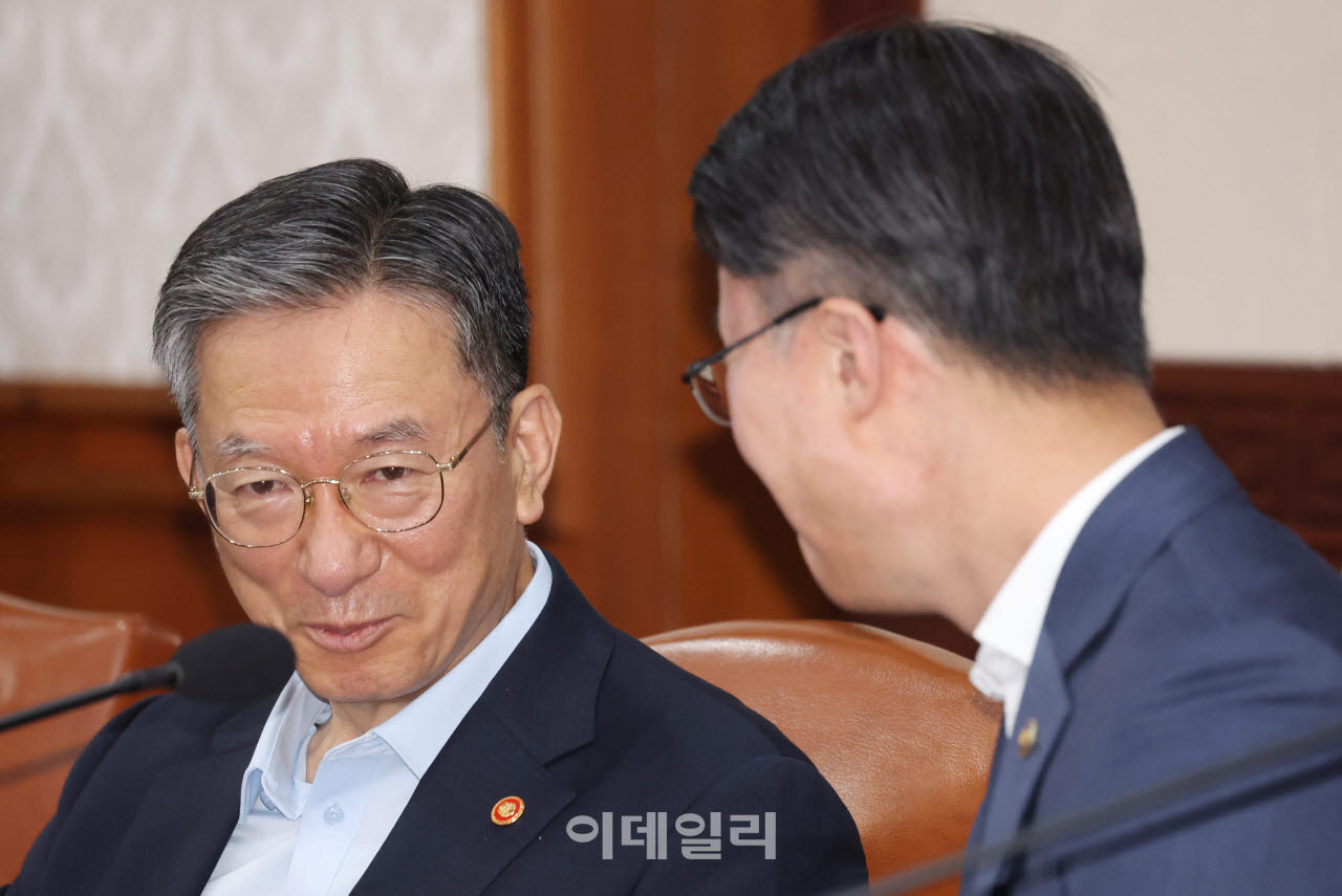 [포토] 대화하는 정성호 법무부 장관