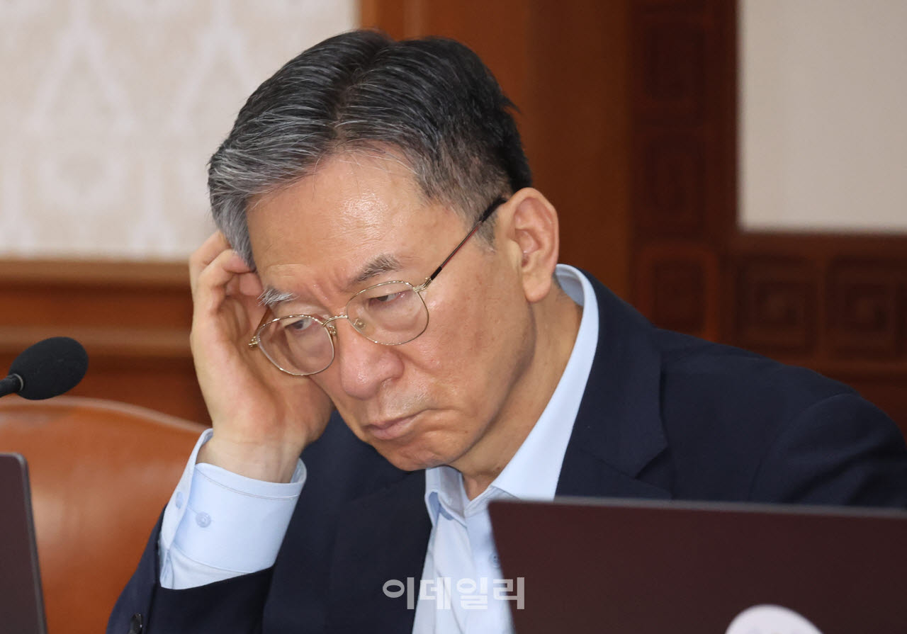 [포토] 자료살펴보는 정성호 장관