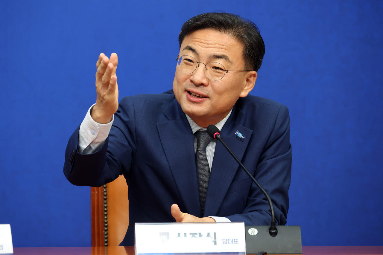 [포토]인사말하는 신장식 조국혁신당 대표