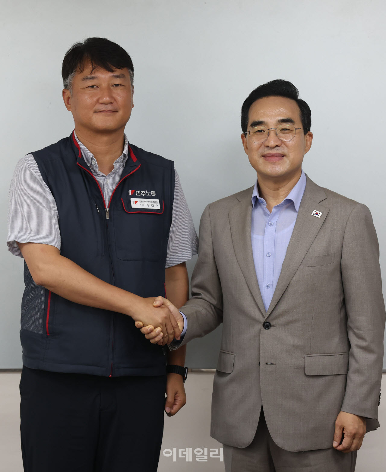 [포토]악수하는 박홍근 장관-양경수 위원장