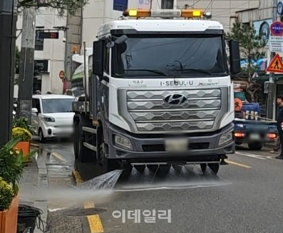 [포토] 마포구, 폭염 속 민간살수차 추가 운영