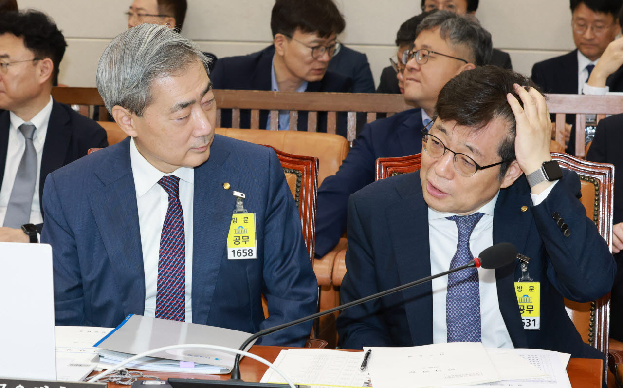 [포토]이야기 나누는 신현송 한국은행 총재-유상대 부총재