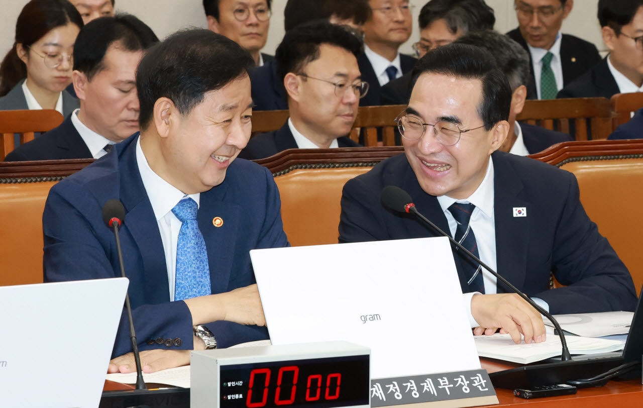 [포토]미소 짓는구윤철 경제부총리 겸 재정경제부 장관-박홍근 기획예산처 장관