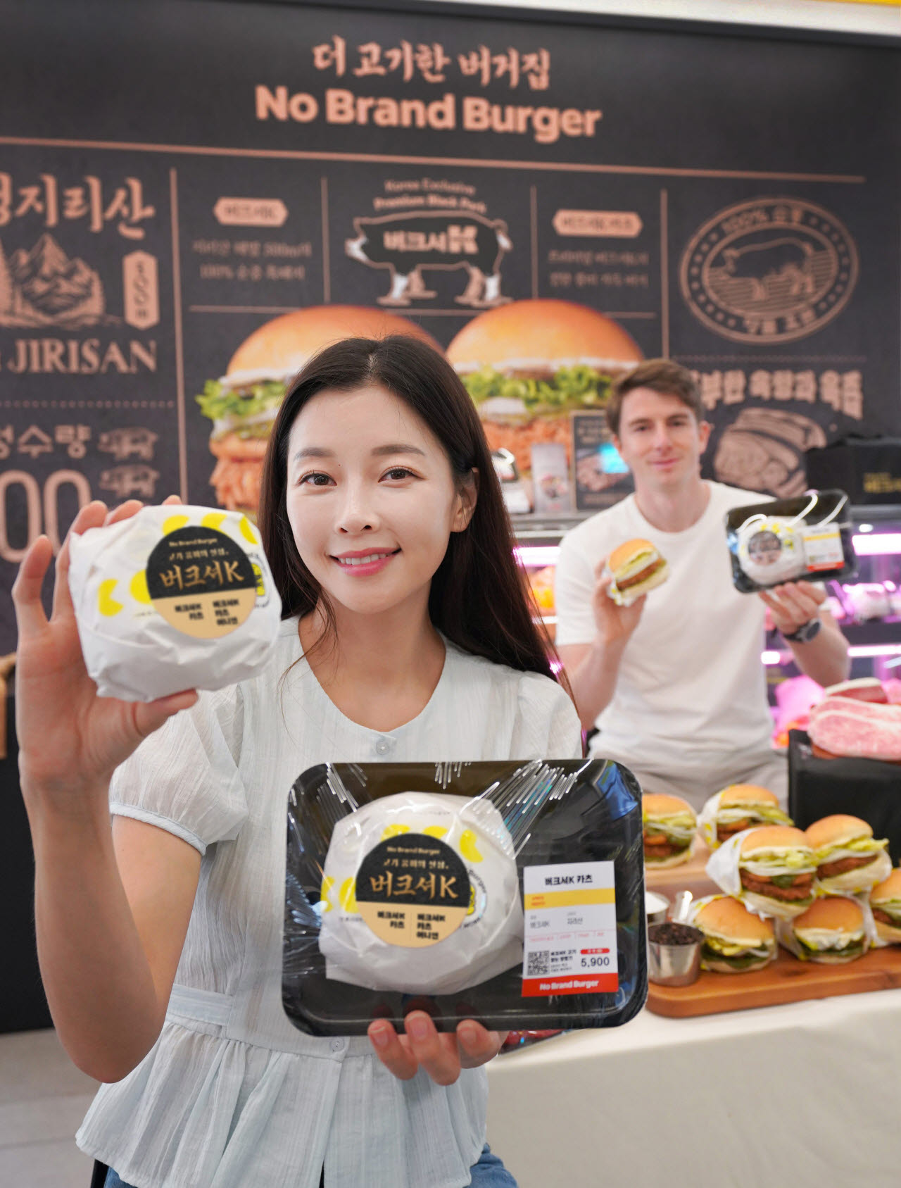 프리미엄 흑돈 품었다…'버크셔K 카츠 버거' 맛보세요