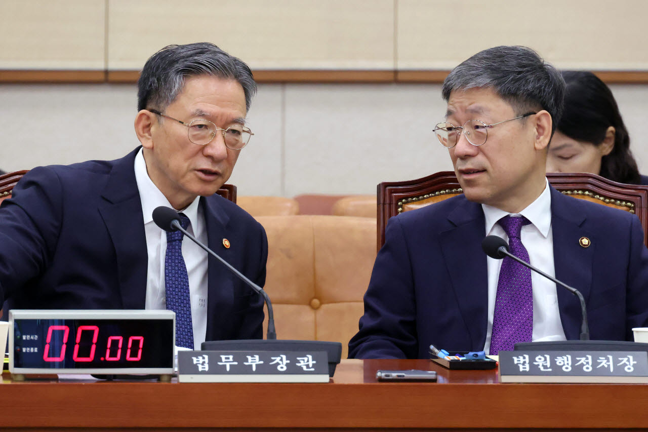 [포토]이야기 나누는 정성호 법무부 장관-노경필 법원행정처장