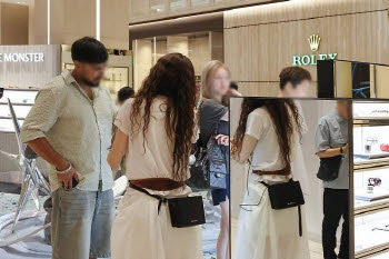 백화점 '외국인 효과', 마트 '홈플 반사익', 편의점 '고유가지원금'