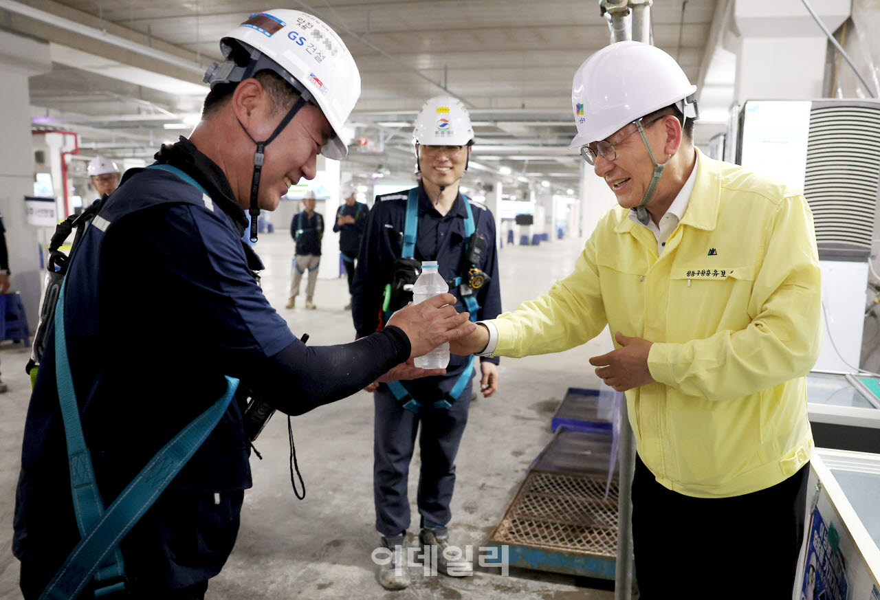 [포토] 폭염 속 건설현장 방문하는 유보화 성동구청장