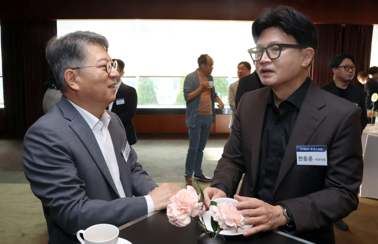 [포토]이야기 나누는 곽재선 KG·이데일리 회장-한동훈 무소속 의원
