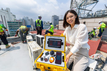 KT, 삼성과 손잡고 '산업 안전' 시장 공략…'기업전용 5G 안전관리 워치' 출시