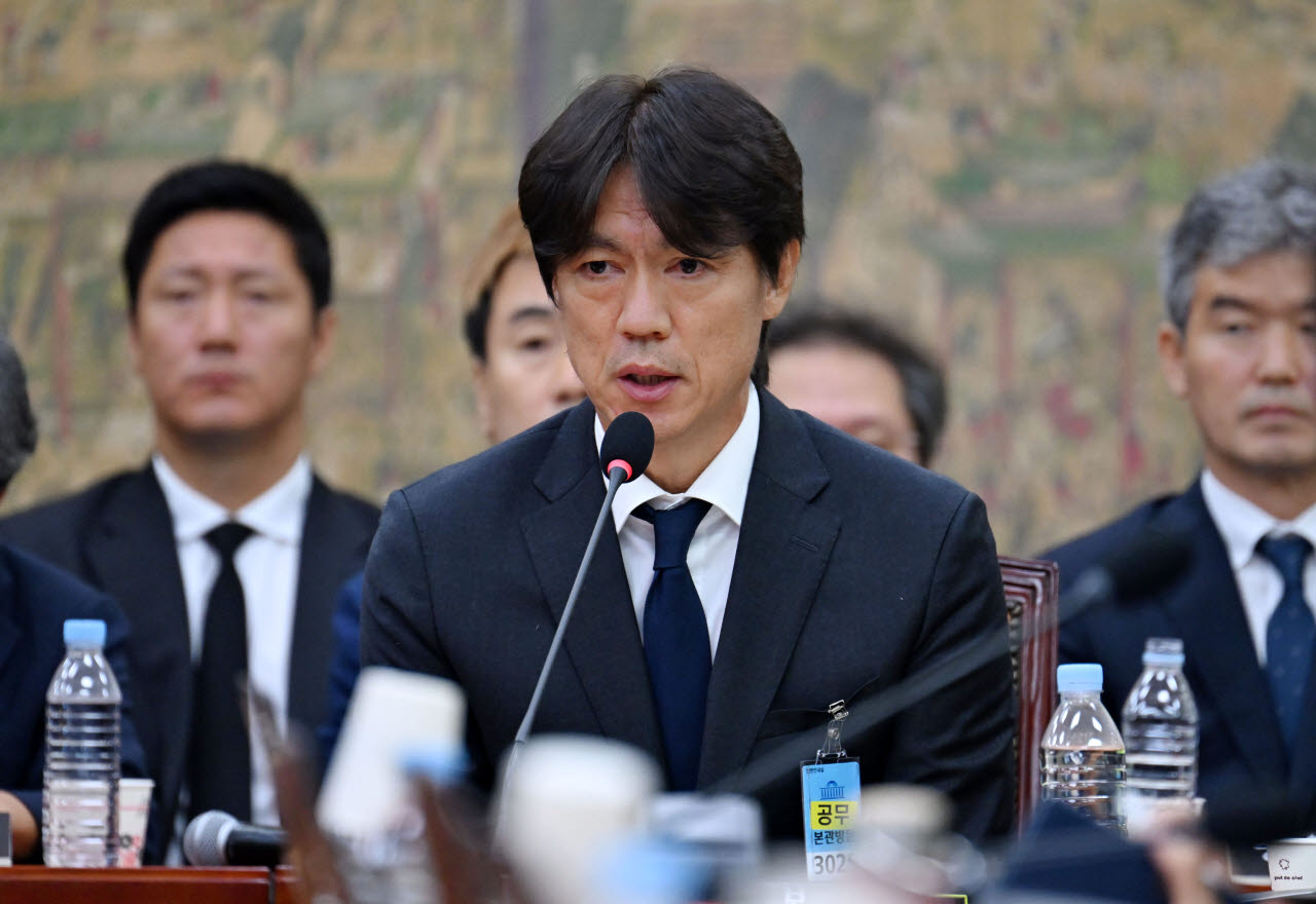 [포토]질의에 답하는 홍명보 전 축구 국가대표팀 감독