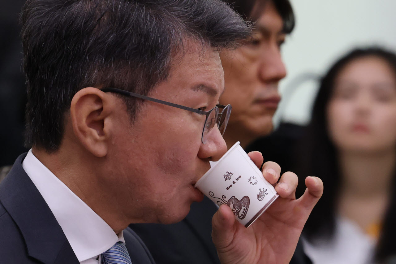 [포토]물 마시는 정몽규 전 대한축구협회장
