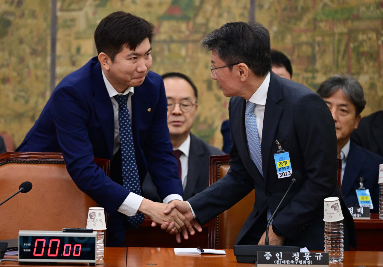 [포토]인사 나누는 유승민-정몽규